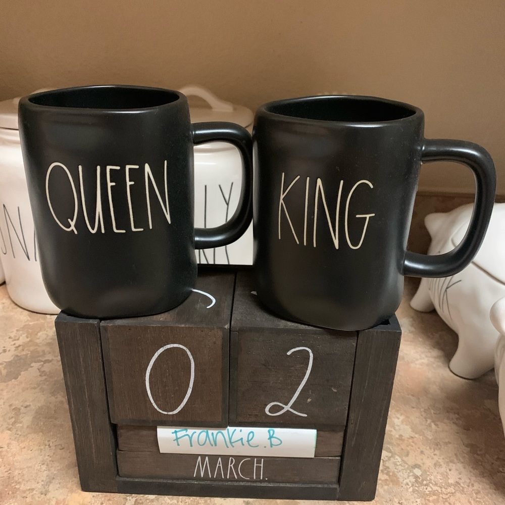 SOLD💖Rae dunn king and queen mug set